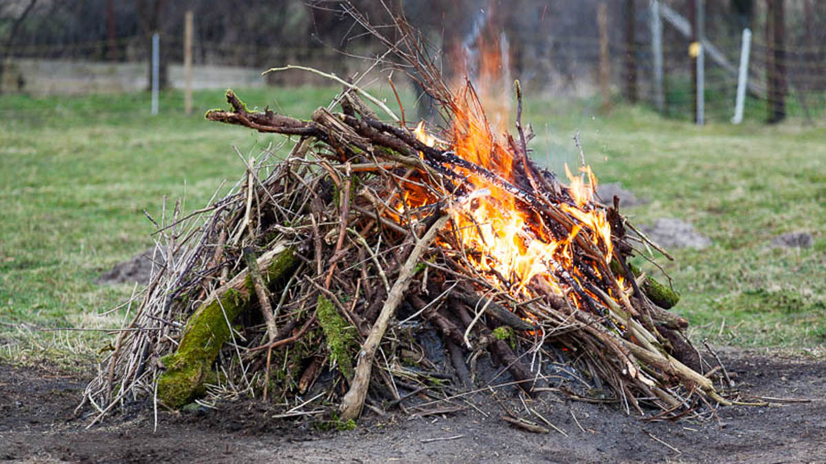 Brennender Gartenabfall Brennender Haufen mit Gartenabfall